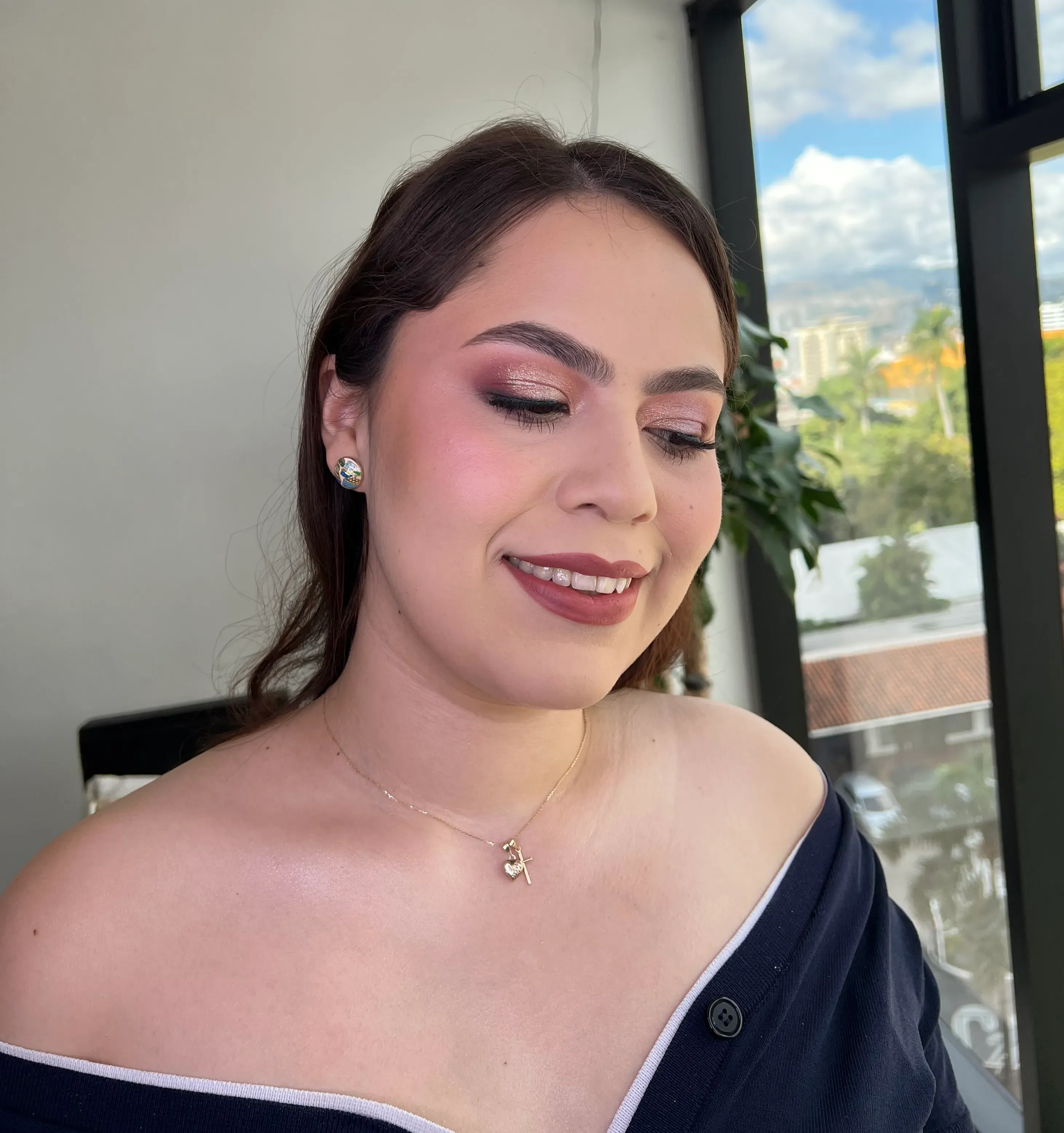 Look de maquillaje glam para evento especial en Tegucigalpa.