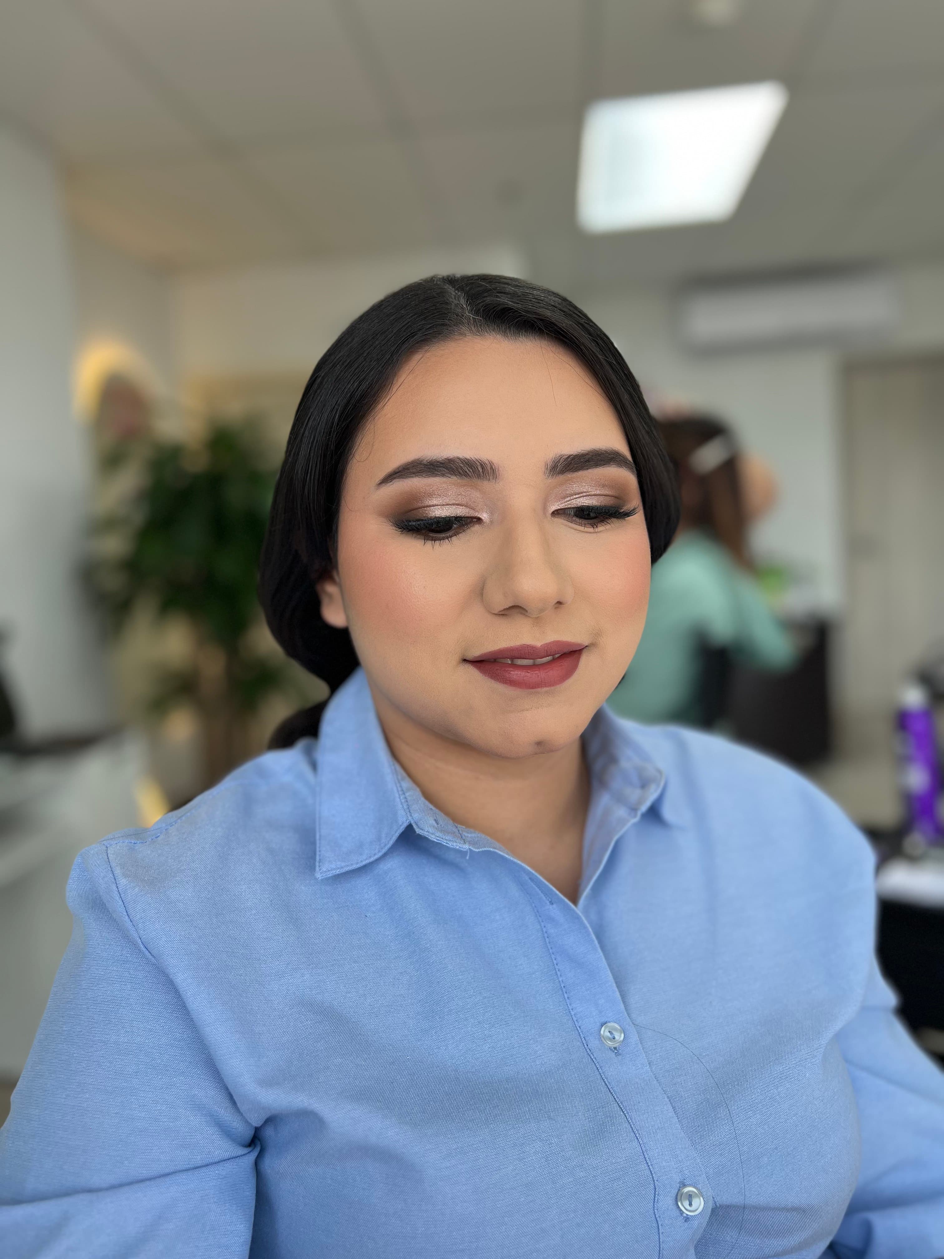 Maquillaje glam frente a la UNAH