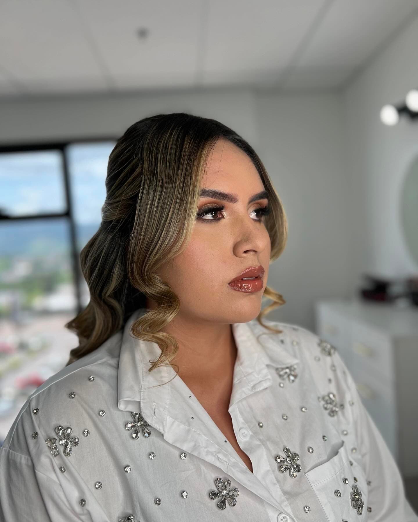 Maquillaje profesional con ojos ahumados en Cristal Beauty Studio.