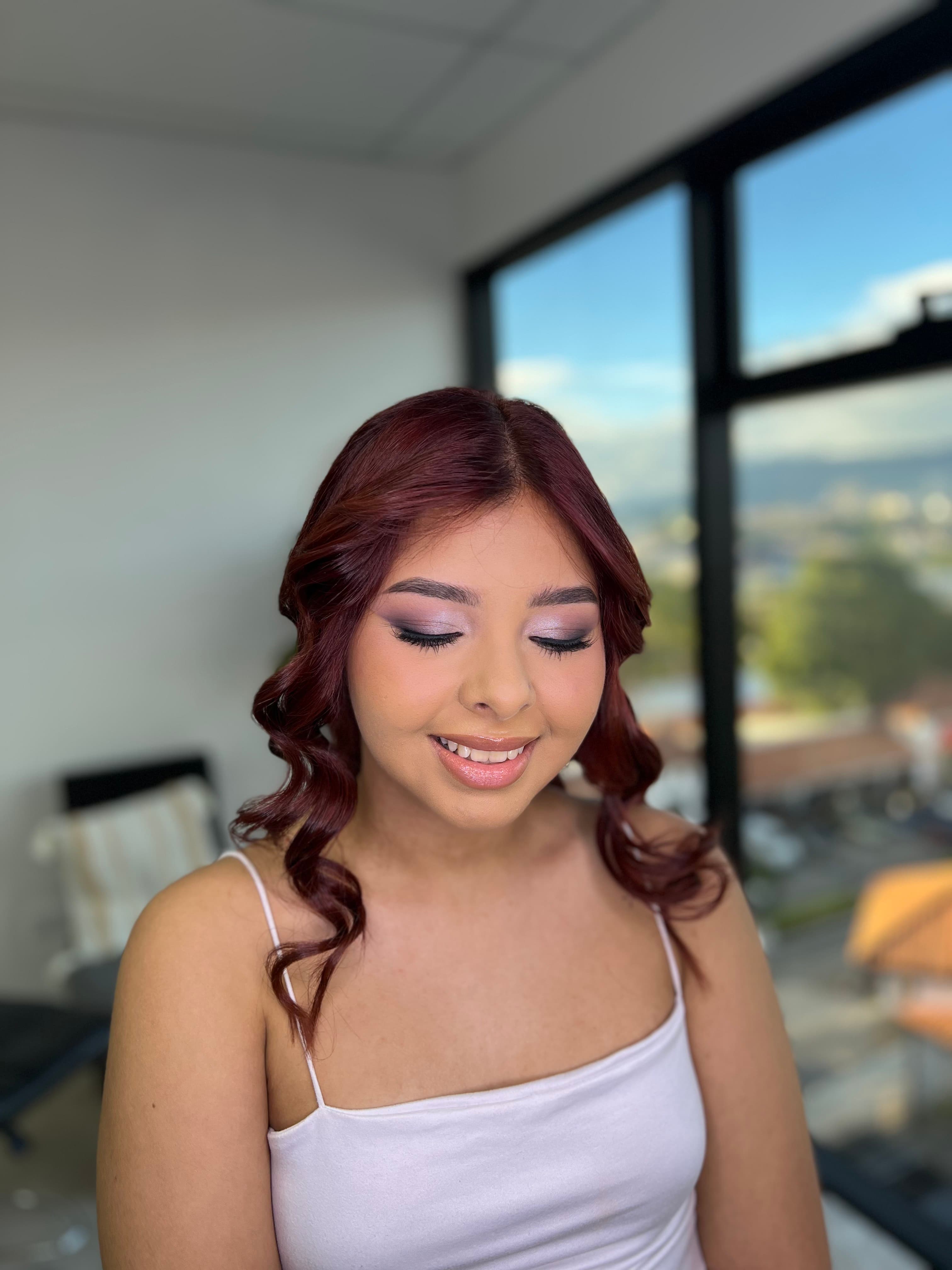 Maquillaje social suave con acabado natural en Tegucigalpa.