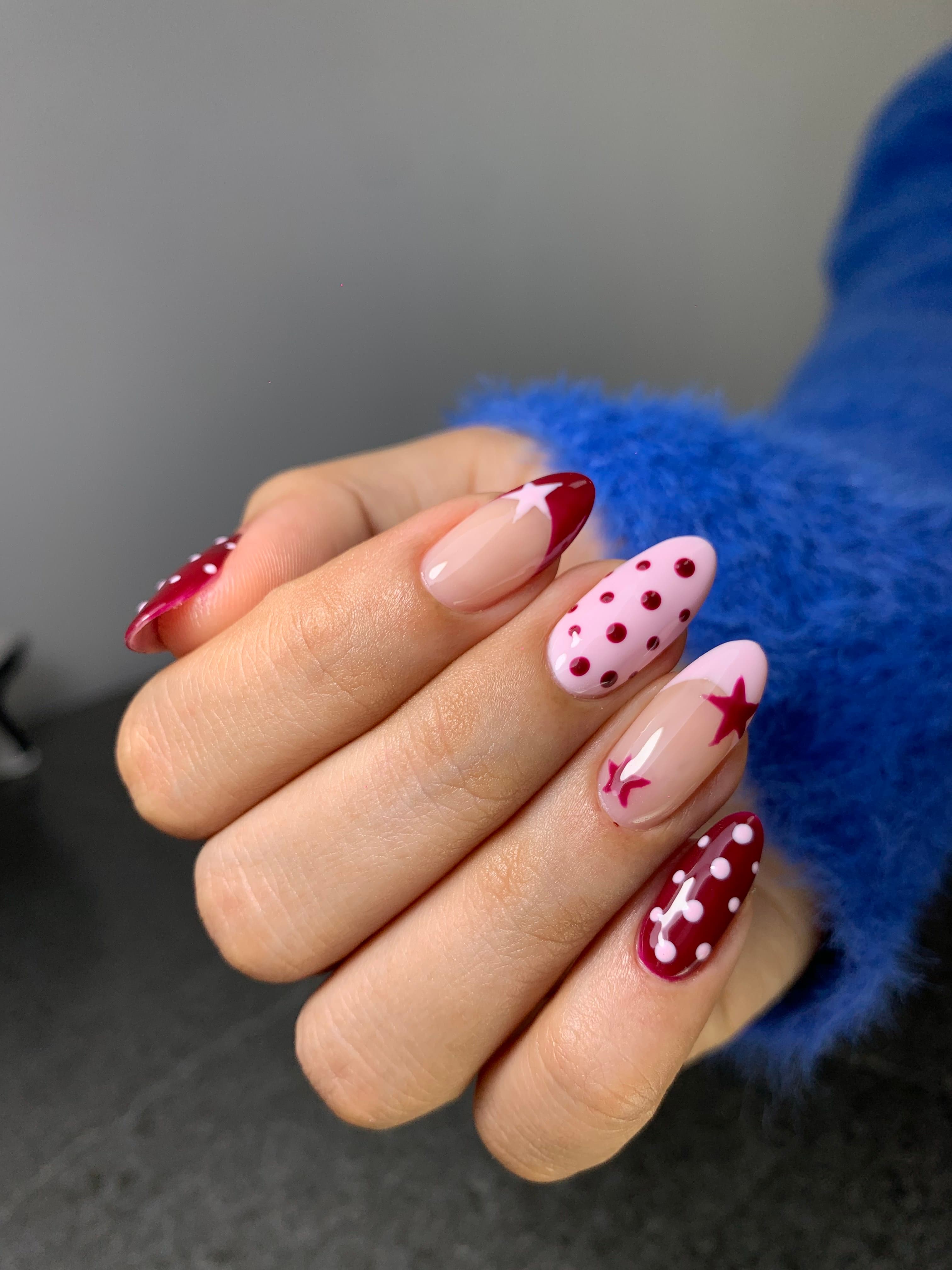 Diseno de nails rojo y rosa con detalles brillantes en Tegucigalpa.