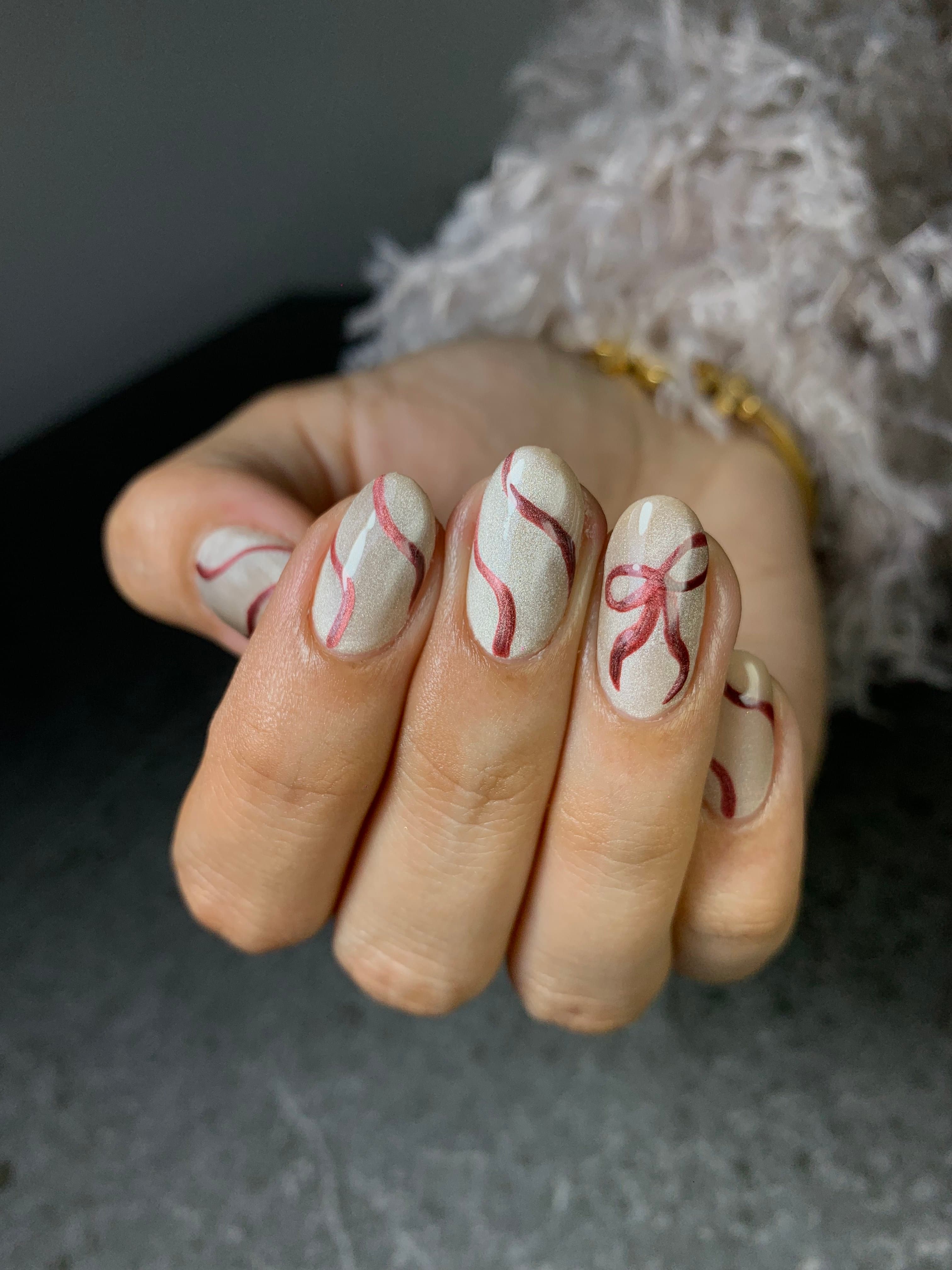 Diseno de unas nude con lineas artisticas para manicure elegante.