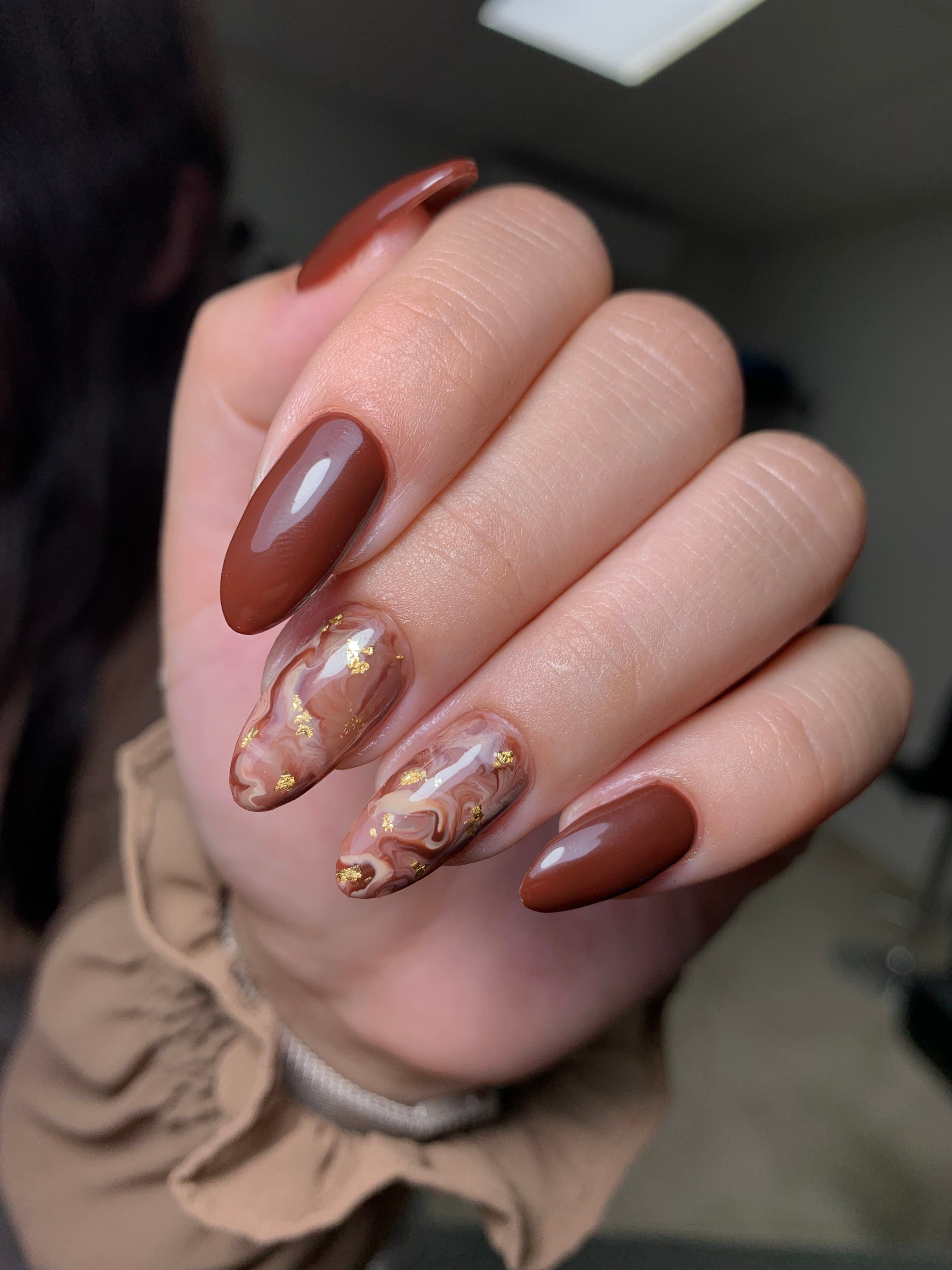 Set de nails con french rojo y detalles metalicos en Tegucigalpa.