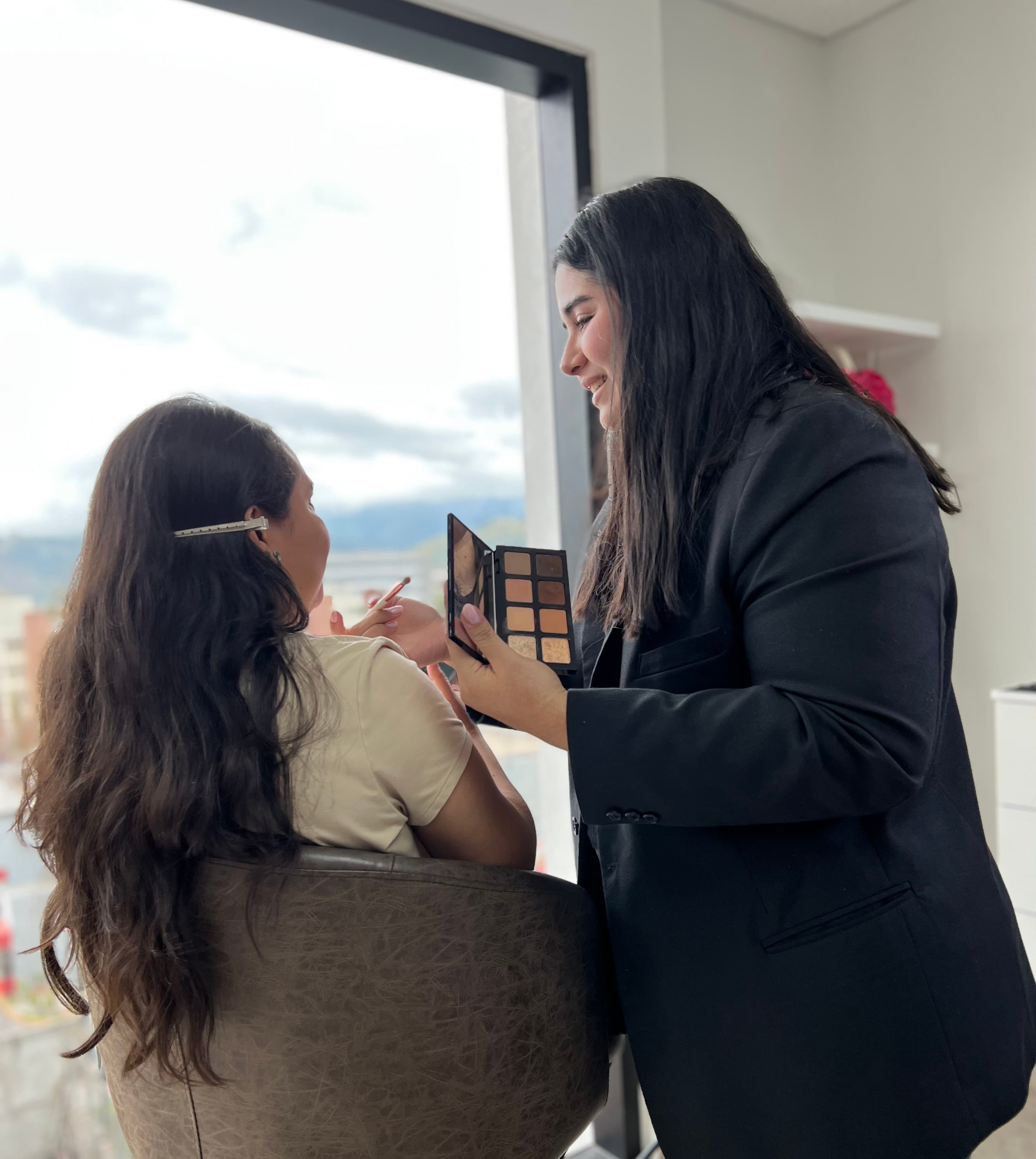 Interior del estudio de belleza en Tegucigalpa.