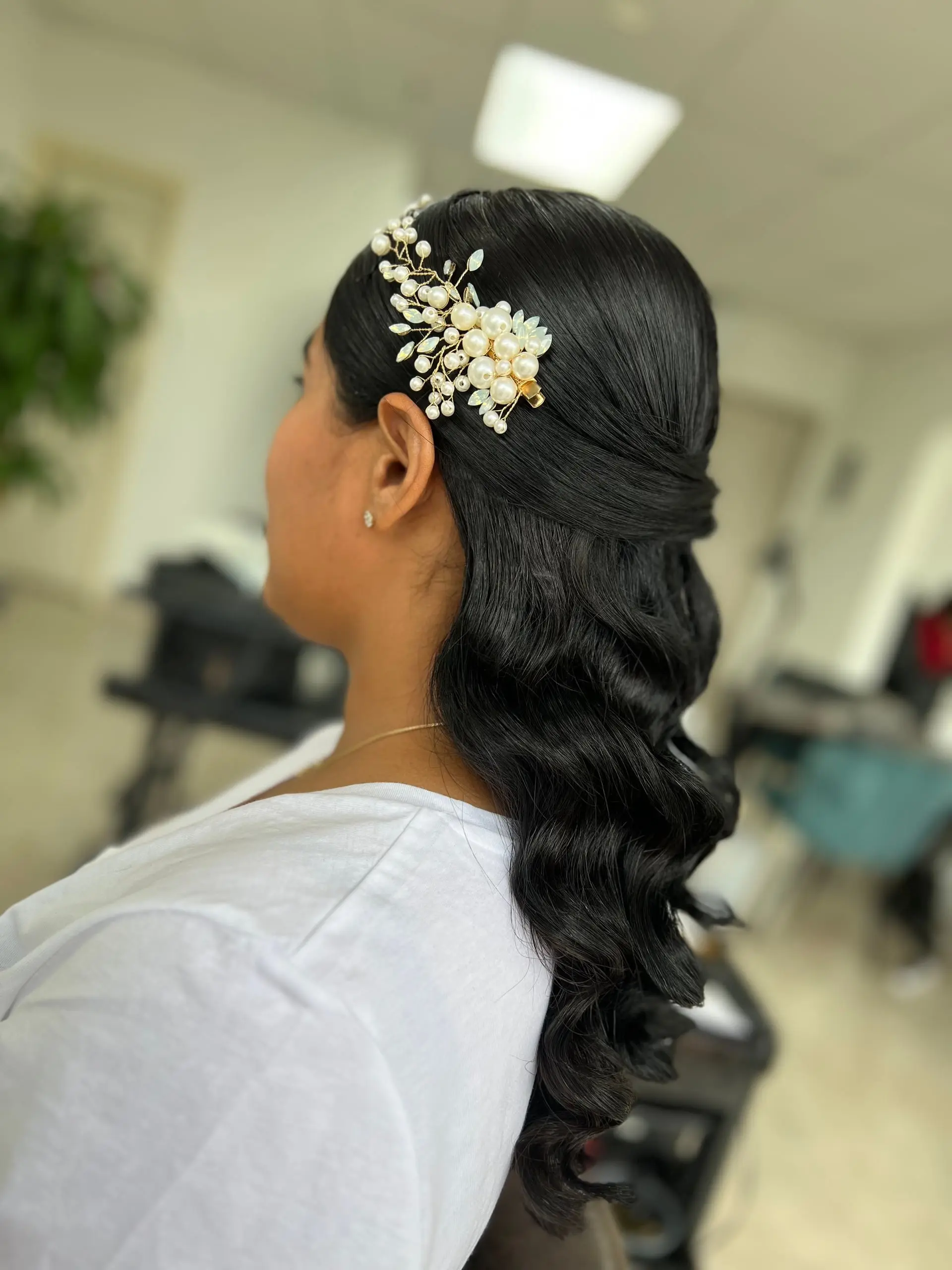 Peinado de cabello con acabado glam en Cristal Beauty Studio.