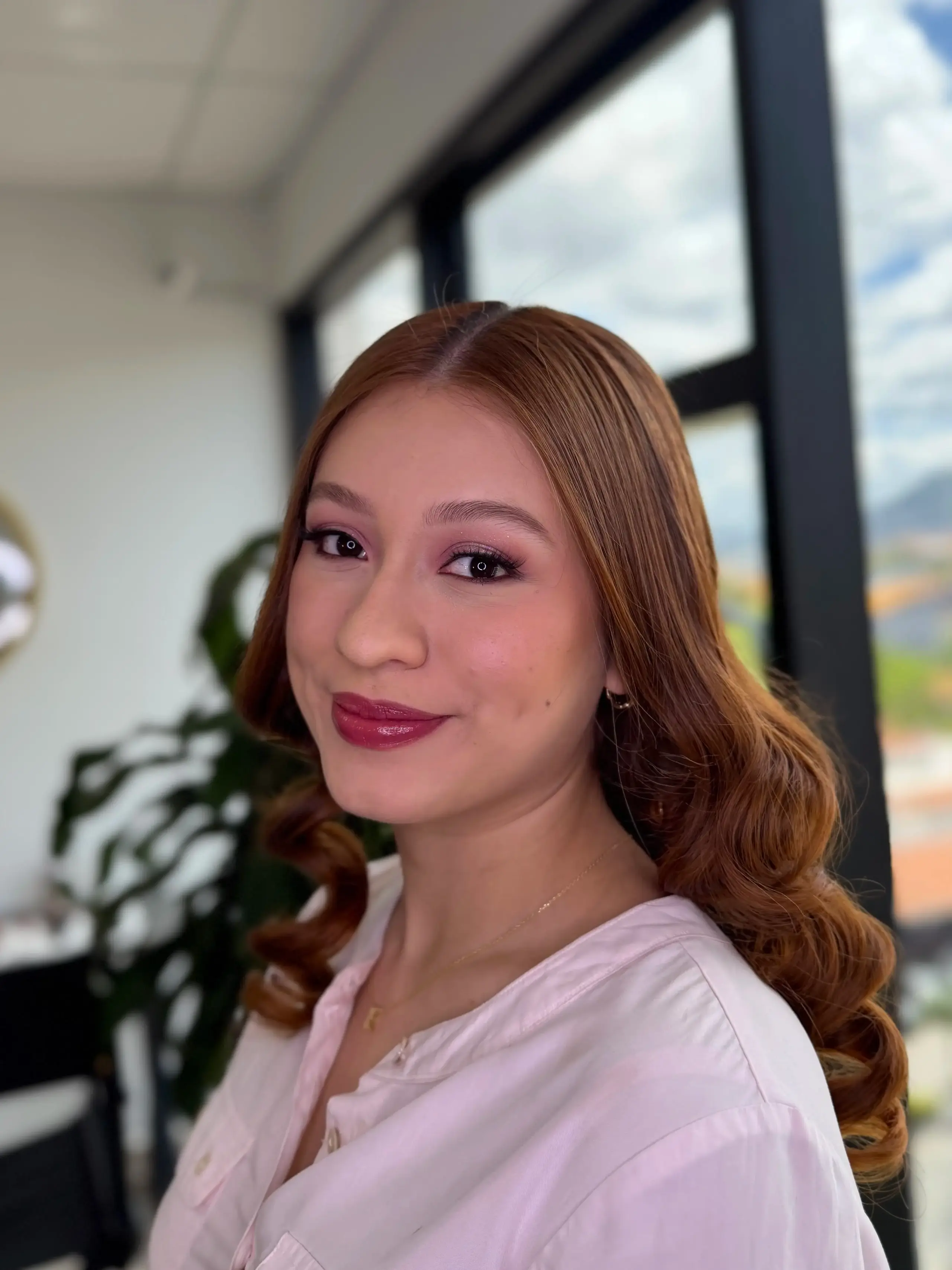 Glam makeup for events in Honduras.
