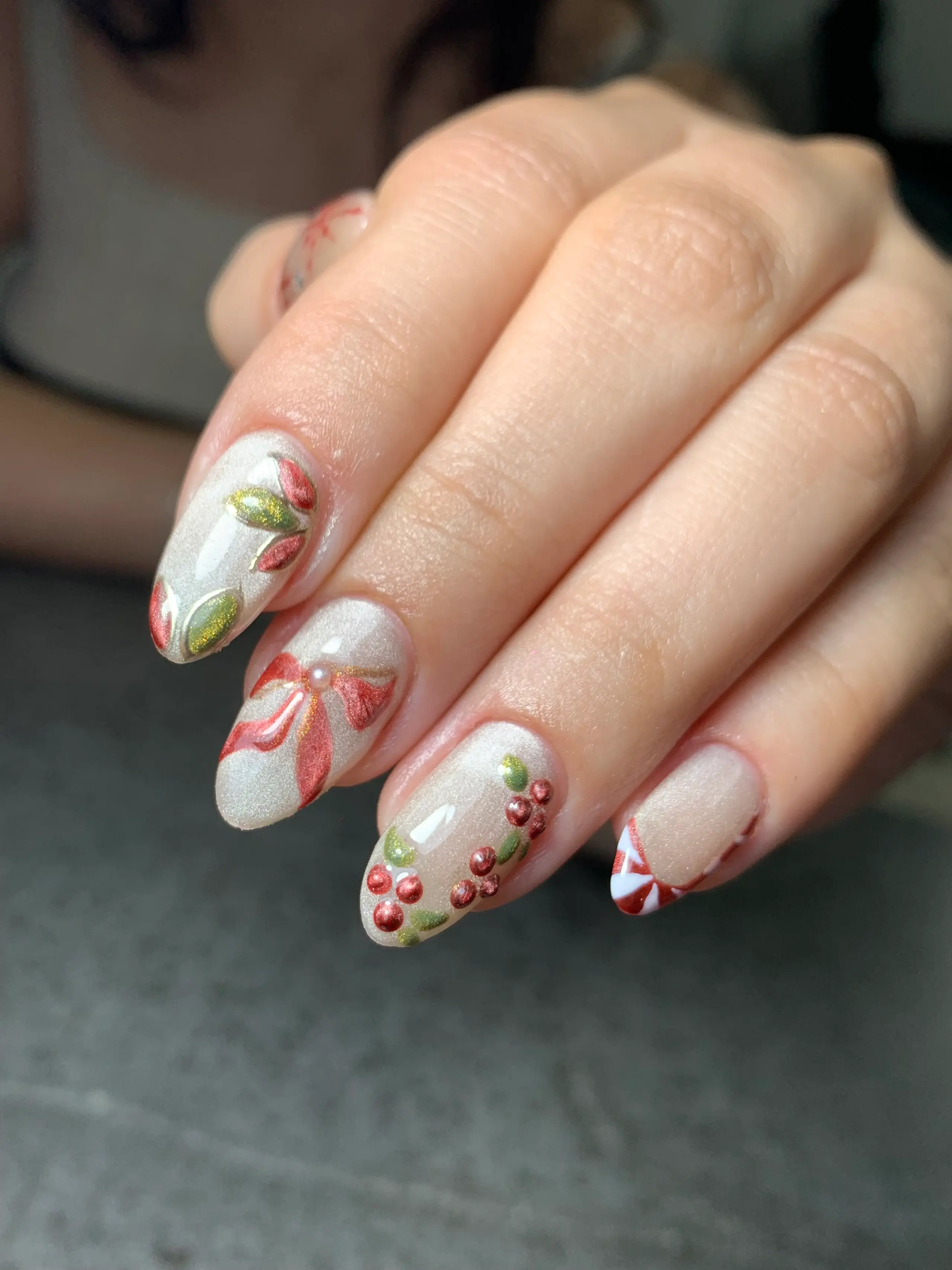 Red and pink nail design with glitter details in Tegucigalpa.